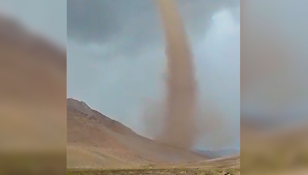 /tornado-o-remolino-imponente-fenomeno-es-captado-en-comuna-de-paihuano