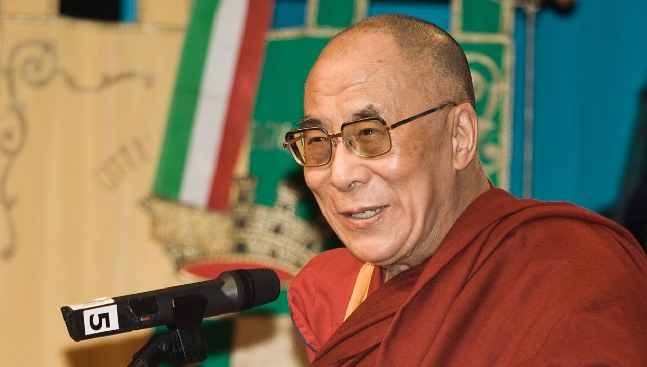 /puedes-chuparme-la-lengua-dalai-lama-causa-polemica-por-besar-a-un-nino