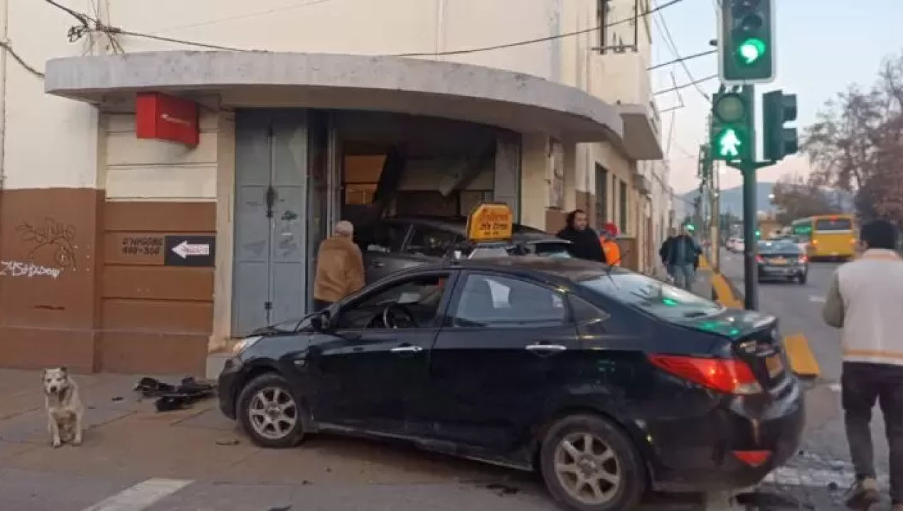 /regionales/region-de-valparaiso/quillota-auto-choco-y-quedo-incrustado-en-el-acceso-de-correos-de-chile