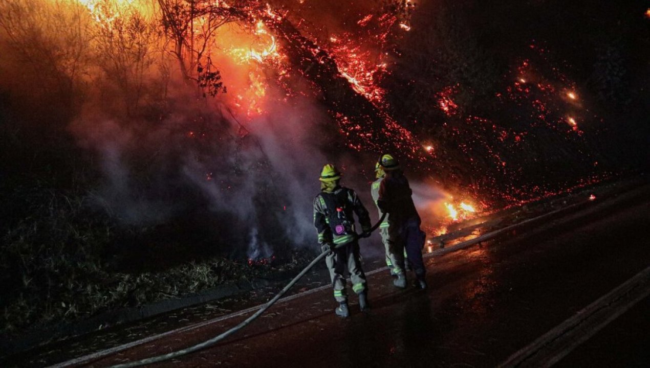 /regionales/region-de-valparaiso/rapa-nui-senapred-bajo-alerta-a-amarilla-por-incendio-forestal