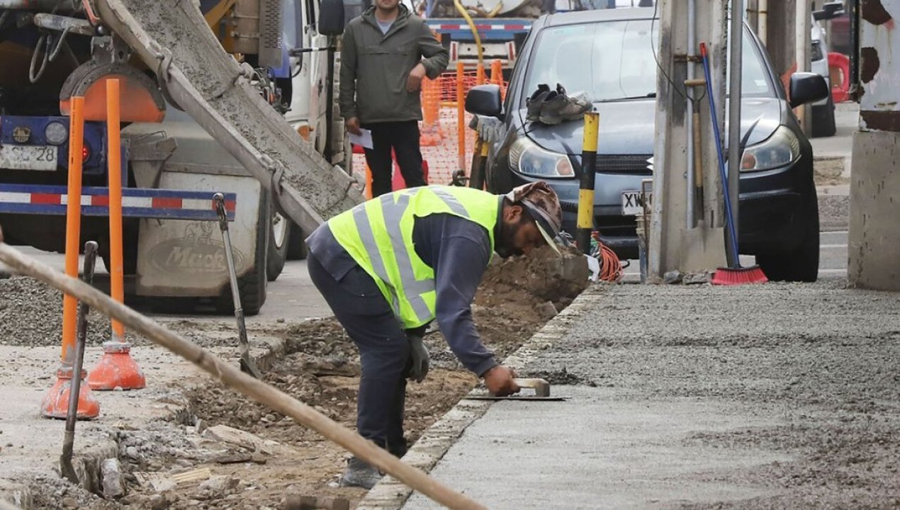 /actualidad/trabajo/ley-40-horas/cadem-un-44-de-las-y-los-trabajadores-dice-que-no-le-disminuyeron-la