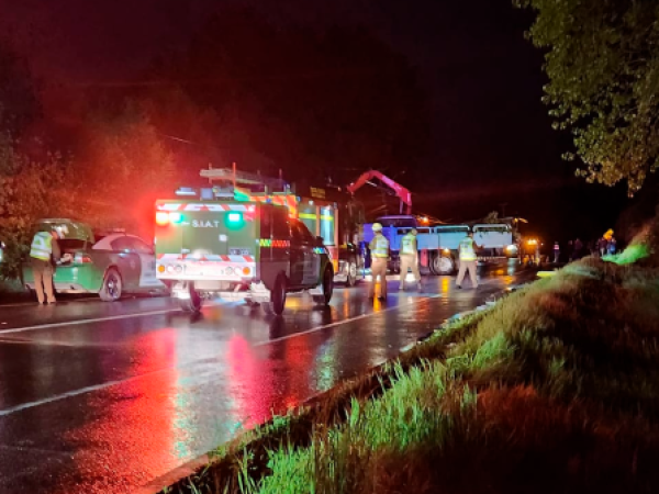 Dos personas mueren en cercanías de Laja tras choque y volcamiento de bus