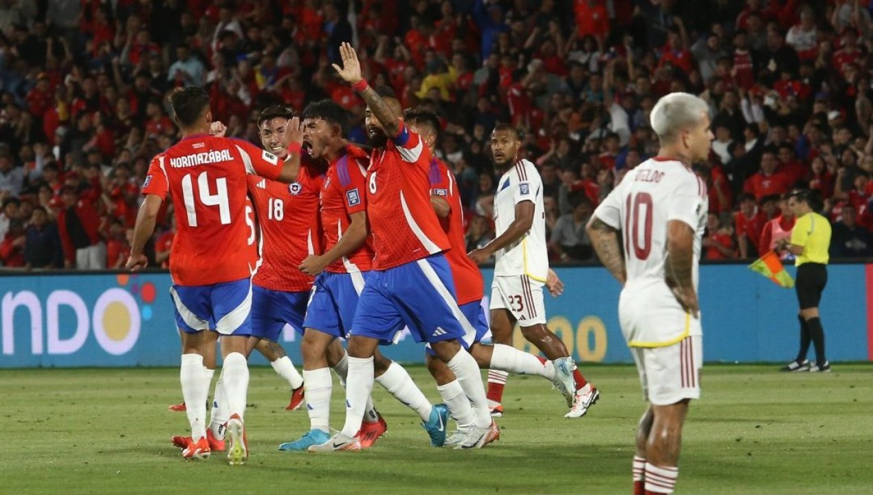 /deportes/seleccion-chilena/masculina/la-roja-cierra-el-ano-quedando-a-cuatro-puntos-del-repechaje-para-ir-al