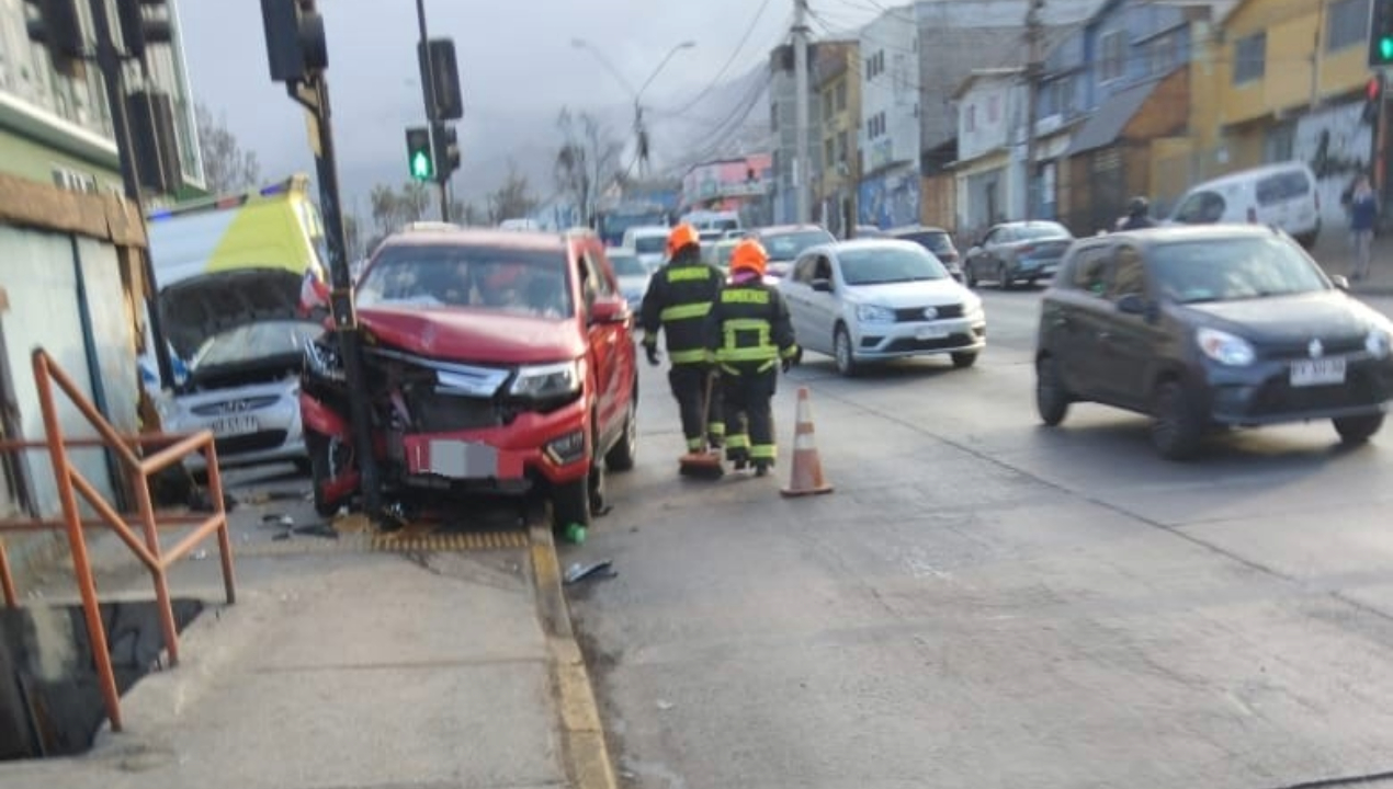 /dos-personas-lesionadas-tras-colision-vehicular-en-antofagasta